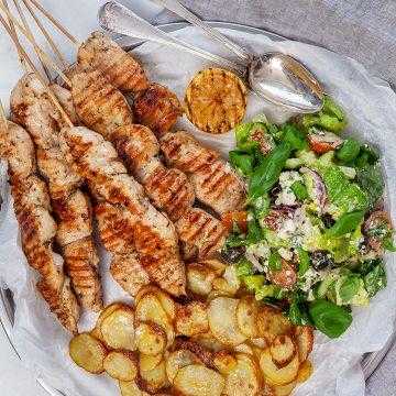 Kyckling souvlaki med rostad potatis och grekisk sallad